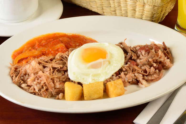 Ovo estrelado com carne e feijões
