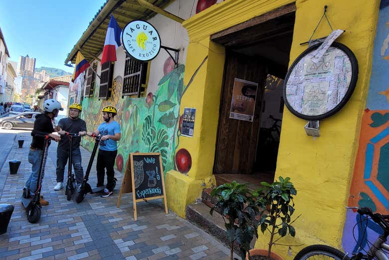 Parados con los patinetes en la entrada de Jaguar Coffee House