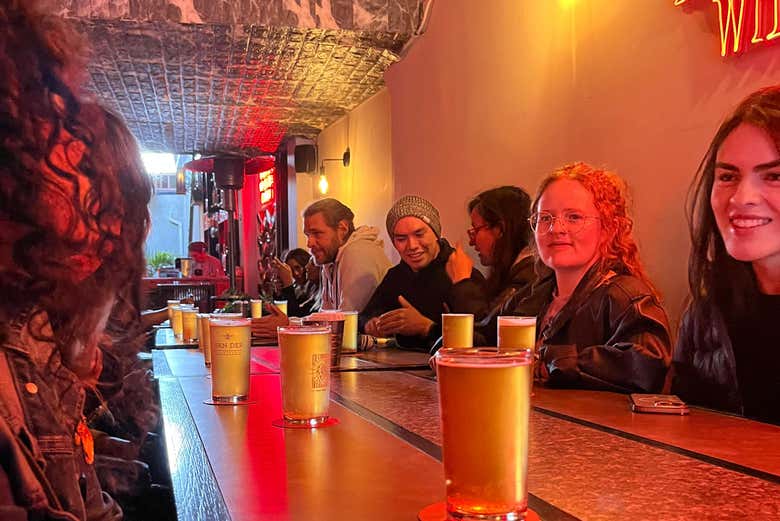 Disfrutando antes del brindis en una de las cervecerías