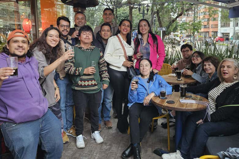 ¡Momento foto durante el tour de la cerveza por Chapinero!