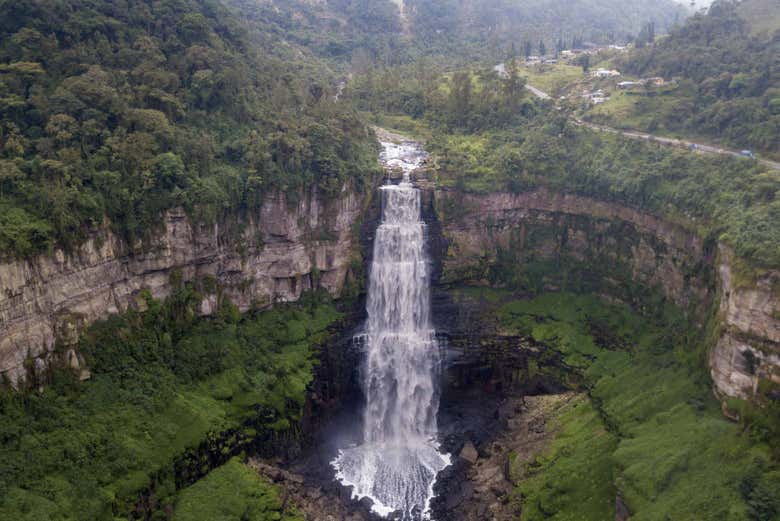 Contemplando el salto de Tequendama
