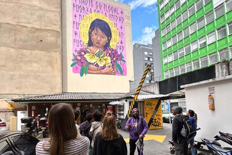 Contemplando el mural "Nadie es ilegal"