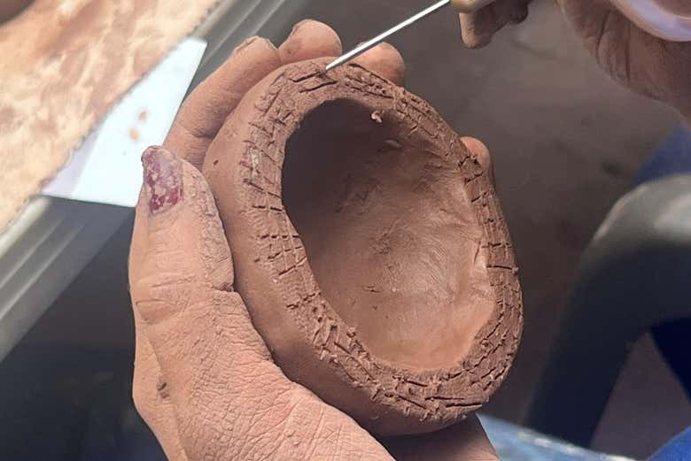 Esculpindo uma das peças de cerâmica