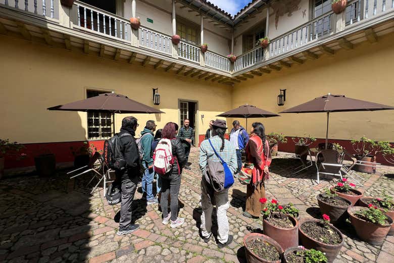 Visitando o pátio da casa colonial do museu
