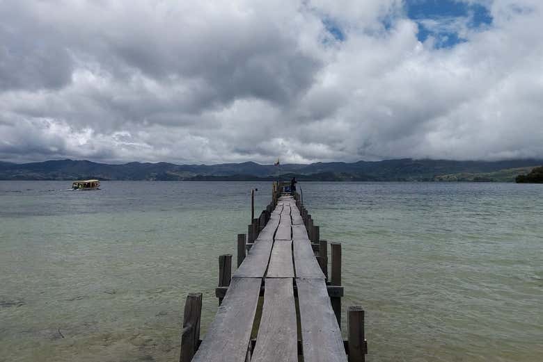 Uma passarela na lagoa