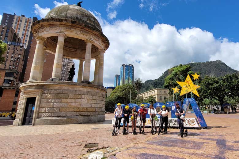 Con los patinetes en la Plaza de los Periodistas