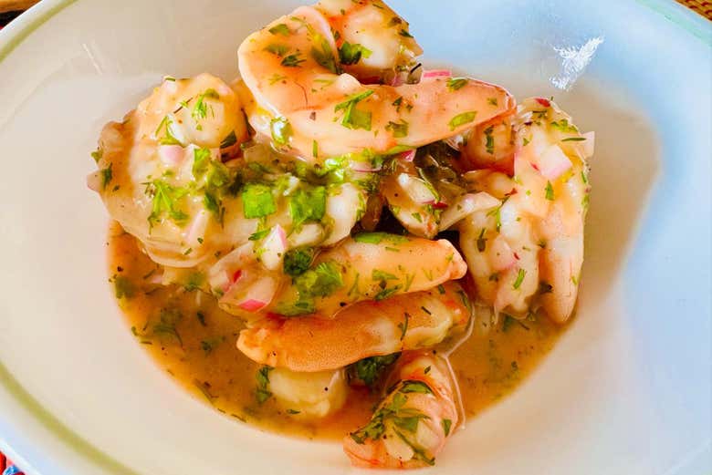 Um prato à base de camarão