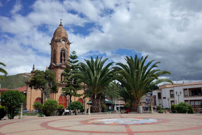 A praça principal de Nobsa