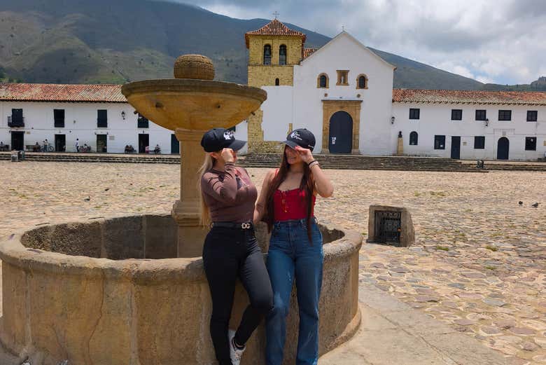 Posando en la plaza de Villa de Leyva