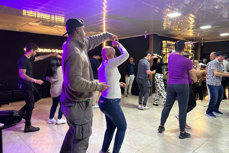 Disfrutando de la clase de baile en Bogotá