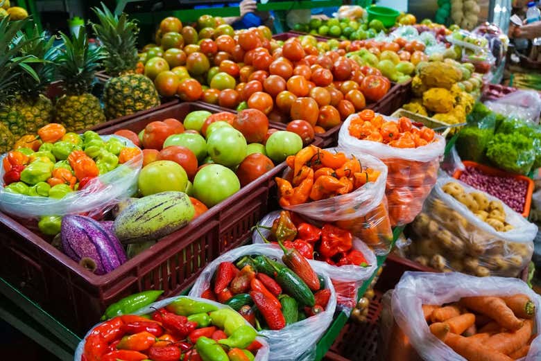 Puesto de frutas en el mercado de Paloquemao