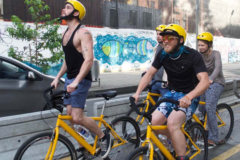 Percorrendo Bogotá no free tour de bicicleta