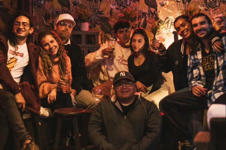 ¡Momento foto durante el tour de fiesta por Chapinero!