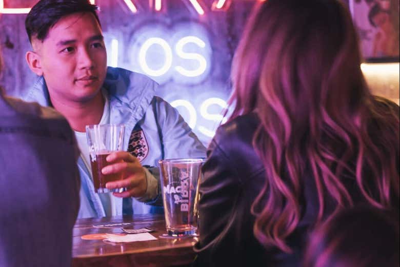 Durante la visita a uno de los bares del barrio Chapinero