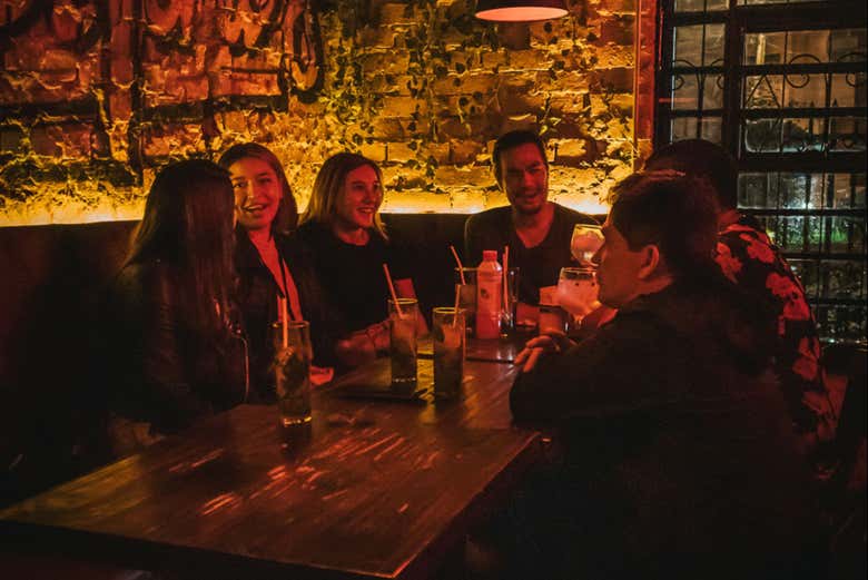 Conociendo a otros viajeros en el Pub Crawl de Chapinero