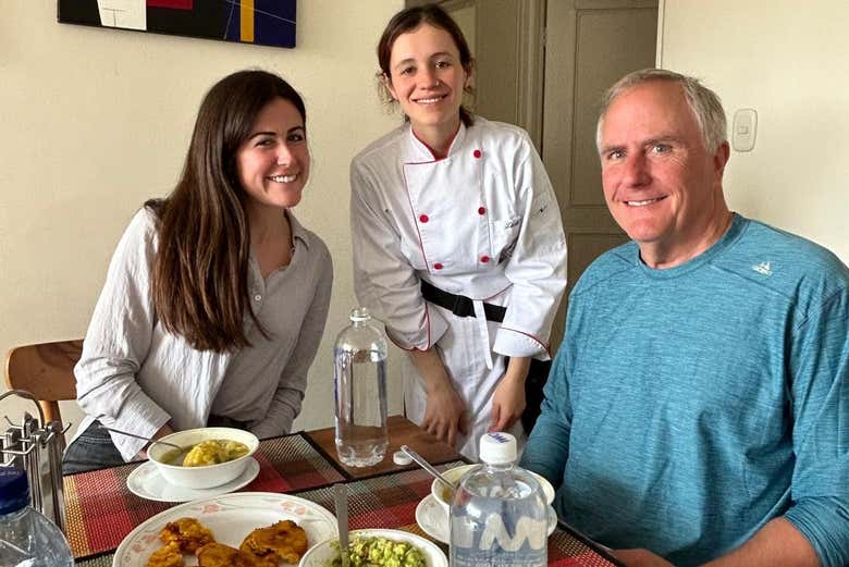 Sentados à mesa para comer nossos pratos