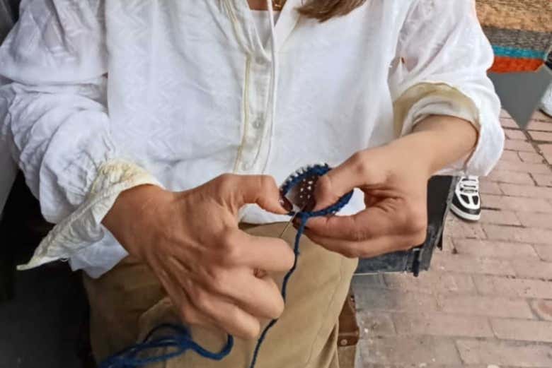 Siguiendo todos los pasos para tejer la mochila