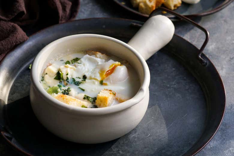 Sopa de huevos con leche típica de Bogotá