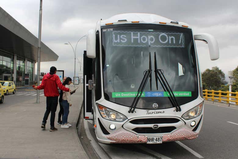 Subindo no ônibus para passear pela capital colombiana