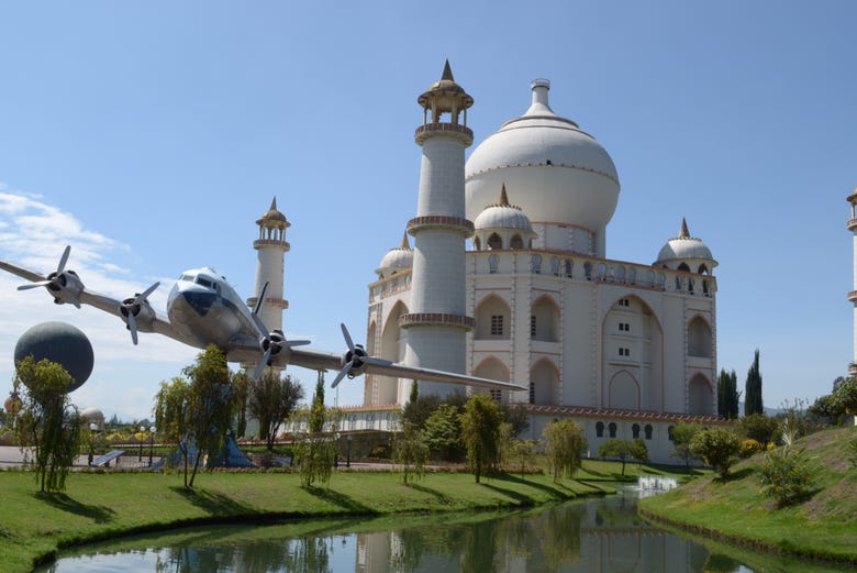 El Parque Jaime Duque alberga un réplica del Taj Mahal