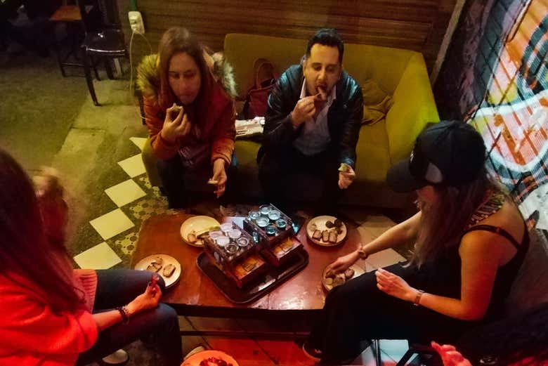 Probando algún snack colombiano