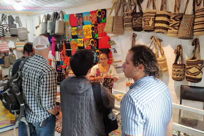 Observando los distintos tipos de mochilas wayuu