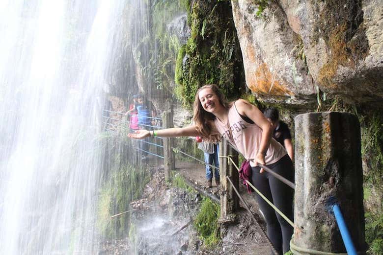Tocando a água da cascata mais alta da Colômbia