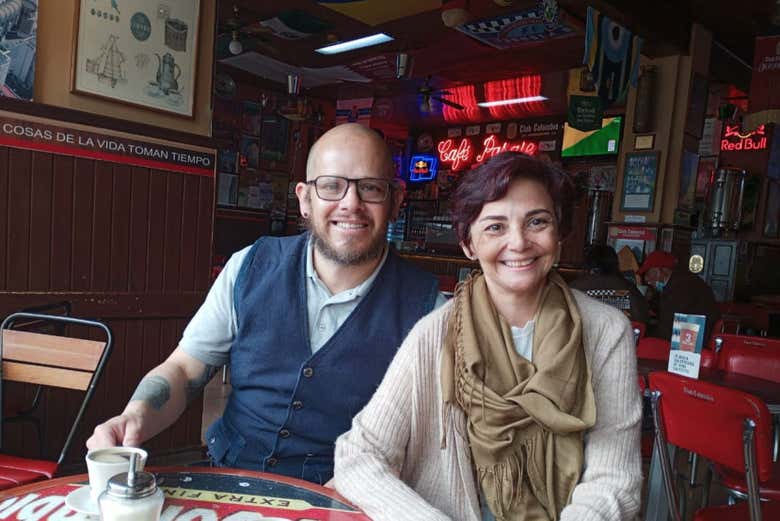 Tomando chicha em uma cafeteria favorita de Gaitán