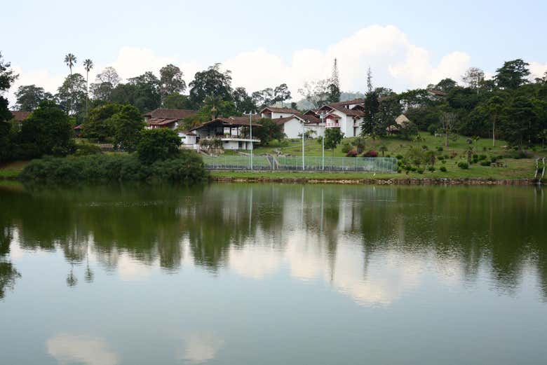Vista de la hacienda desde el lago