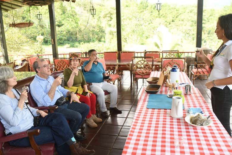 Una deliciosa taza con las mejores vistas de la finca