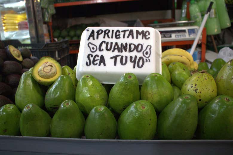 Un puesto de aguacates