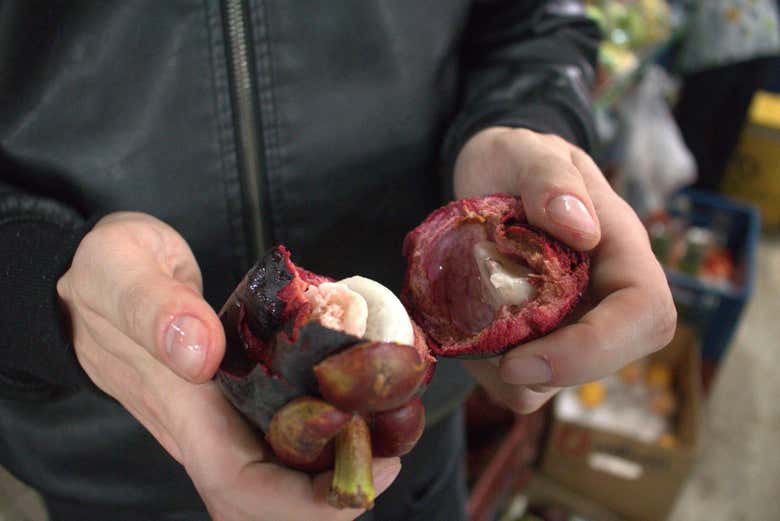 Abriendo un mangostino