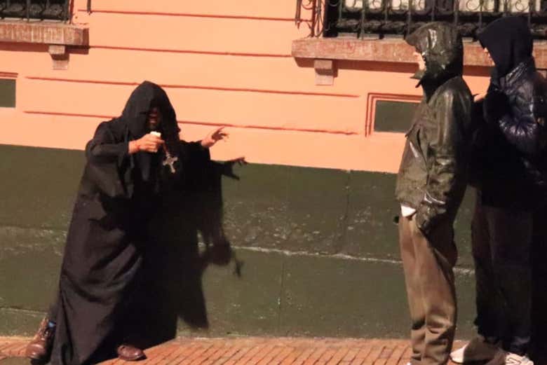 Un cura en pena vaga por los conventos de La Candelaria, murmura