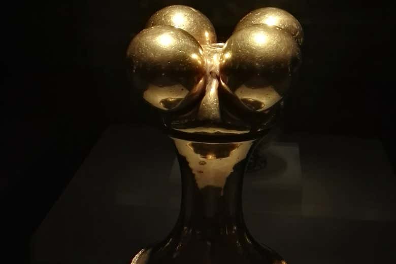 Detalles de un recipiente de poporo quimbaya 