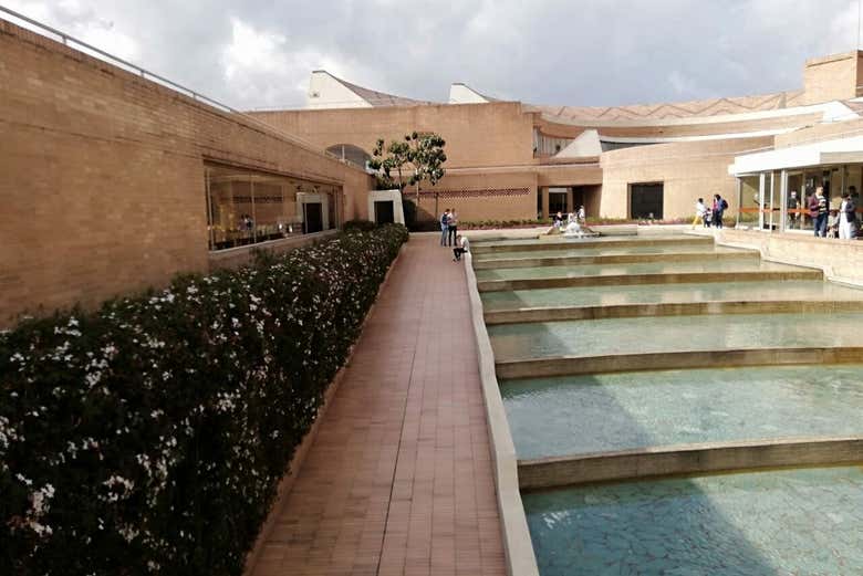 Espejos de agua en el exterior de la biblioteca