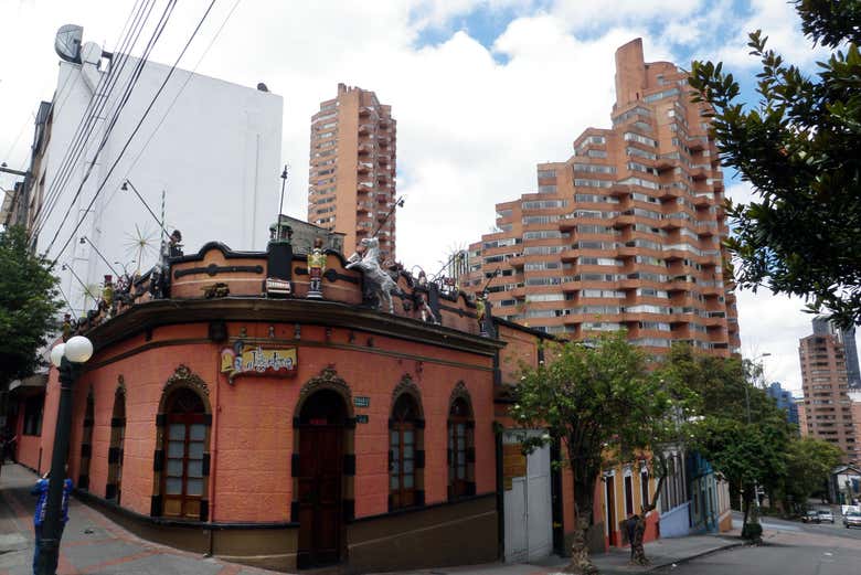 El contraste de arquitectura en el barrio de La Macarena