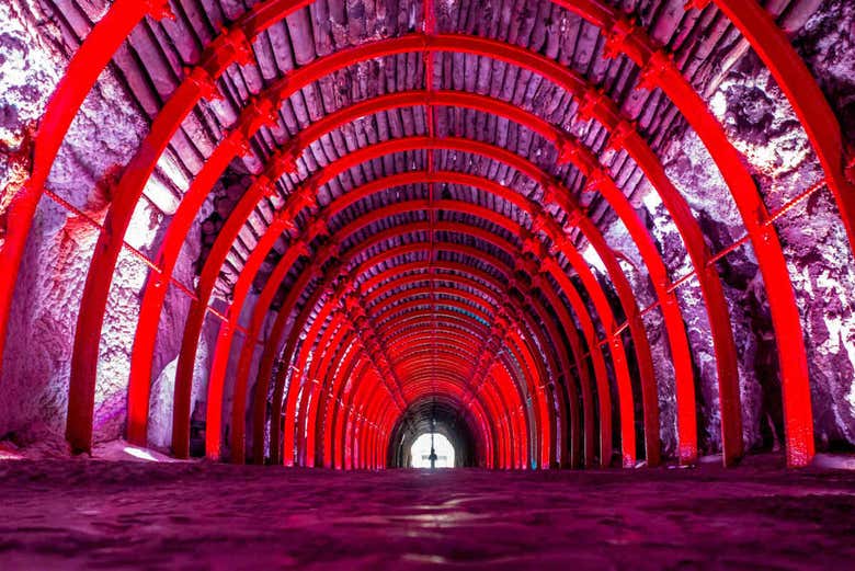 Túnel de acceso a la Catedral de Sal