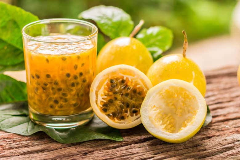 Zumo y frutas de maracuyá