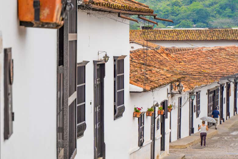Recorriendo una calle con casa blancas en Girón