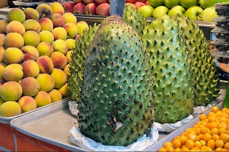 Mangos y guanábanas, frutas colombianas