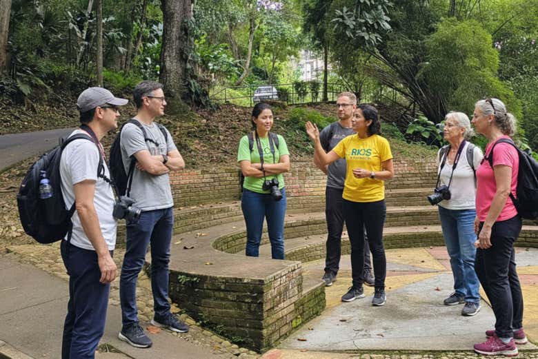 Escuchando a la guía en el parque CSU de la UNAB