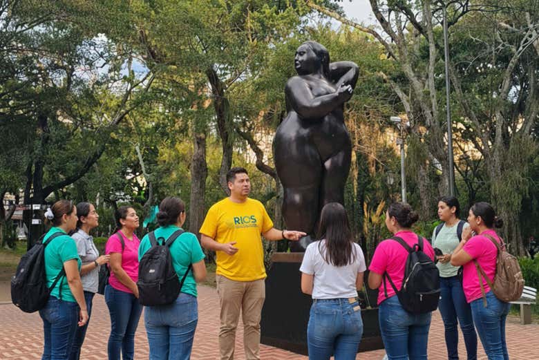 Admirando una escultura de Botero en el parque San Pío