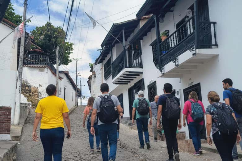 Paseando por las encantadoras calles empedradas de Girón