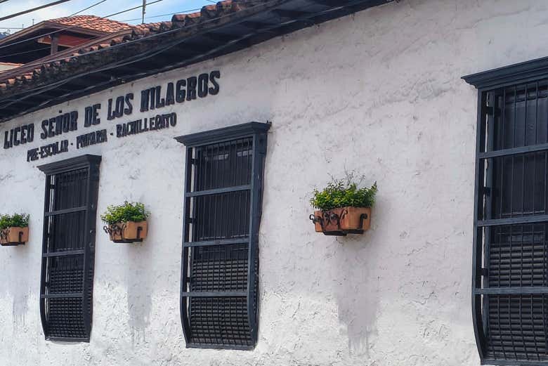 Admirando las fachadas de Girón