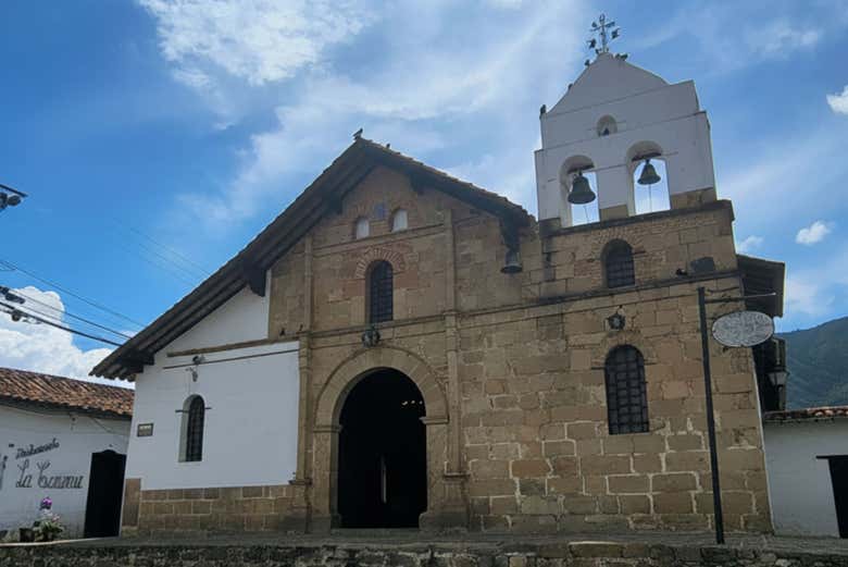 Contemplando la fachada histórica de la Capilla de las Nieves