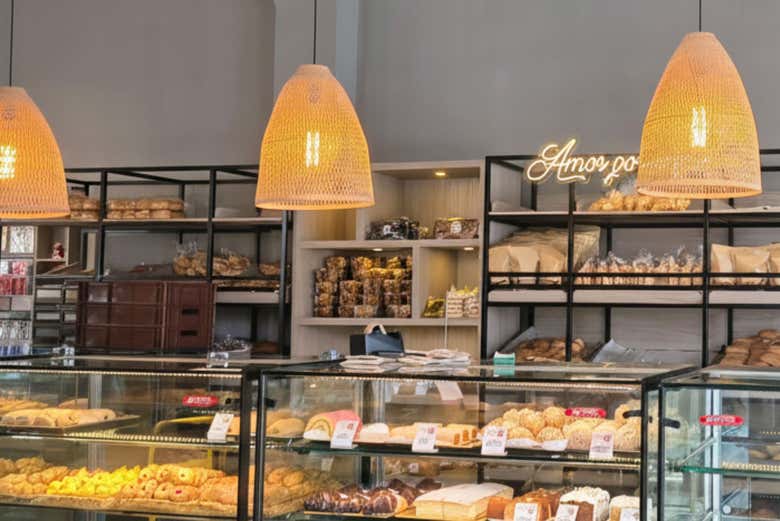 Degustando productos típicos en una panadería tradicional