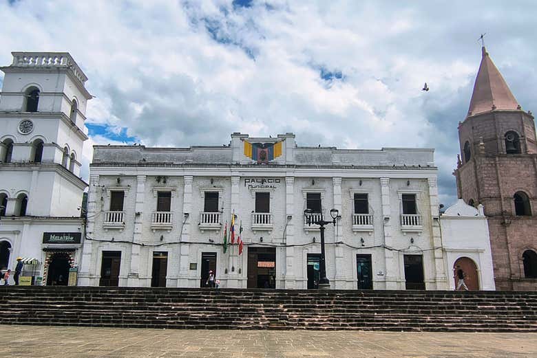 Observando la elegante fachada del Ayuntamiento de Piedecuesta