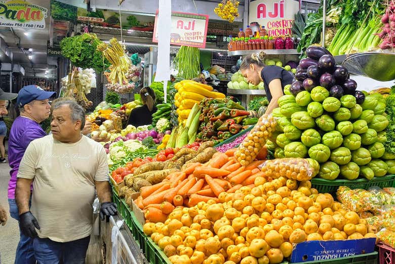 Puesto de frutas y verduras del mercado de Bucaramanga