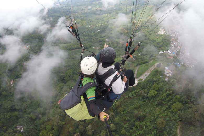 Voando entre as nuvens