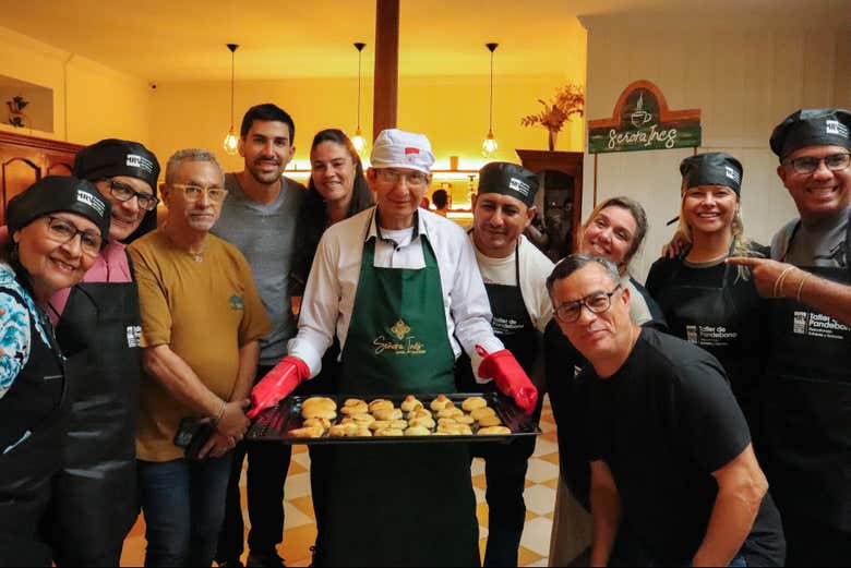 Posando con los pandebonos listos